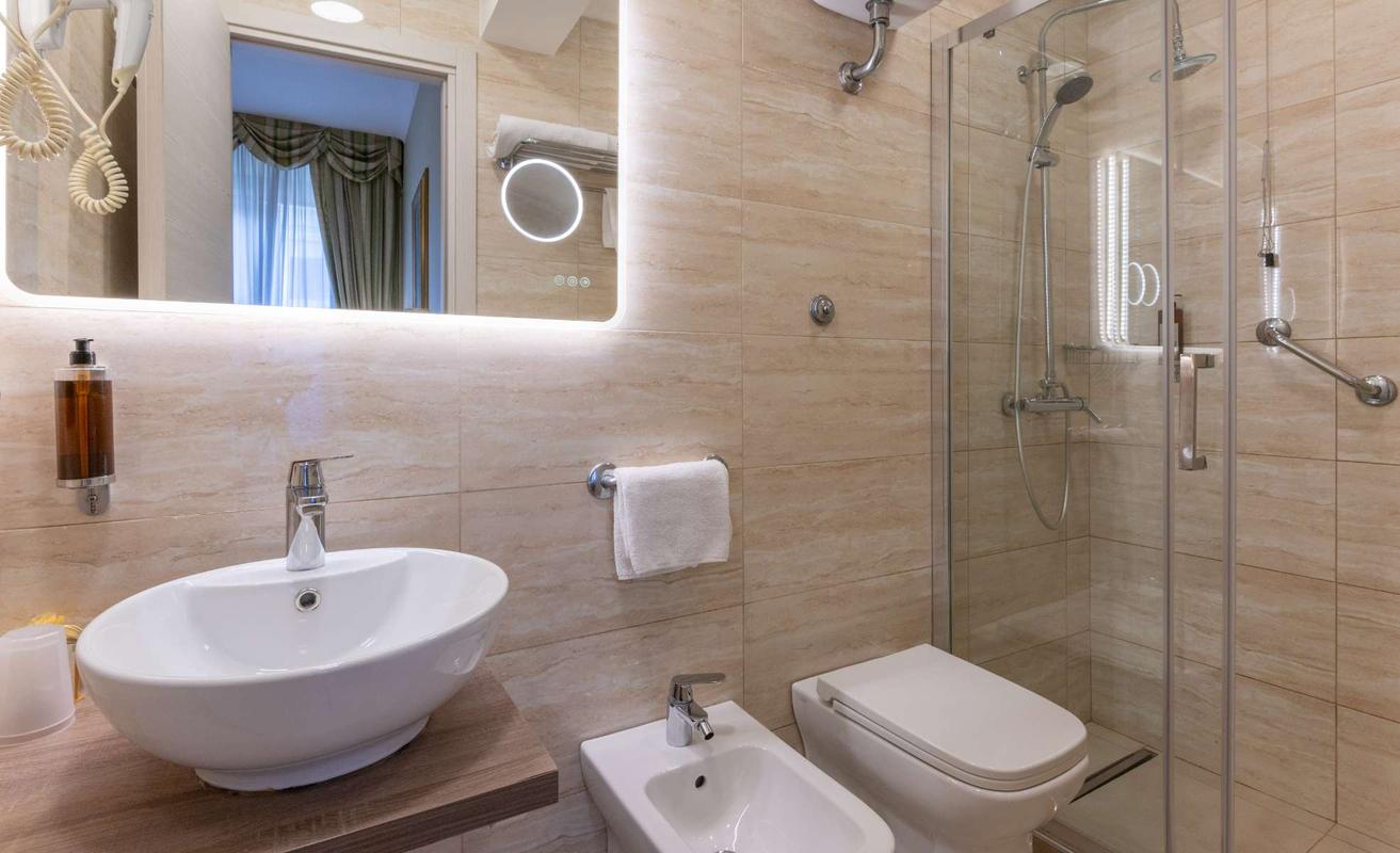 CAMERA DOPPIA PICCOLA  Hotel Gambrinus Roma CAMERA DOPPIA PICCOLA  Hotel Gambrinus Roma