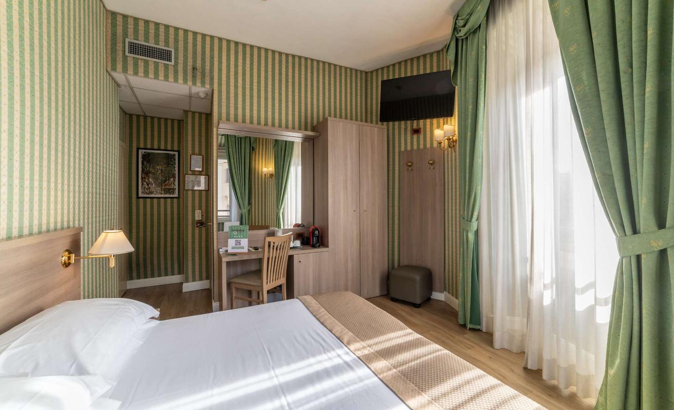 CAMERA TRIPLA CLASSICA  Hotel Gambrinus Roma CAMERA TRIPLA CLASSICA  Hotel Gambrinus Roma