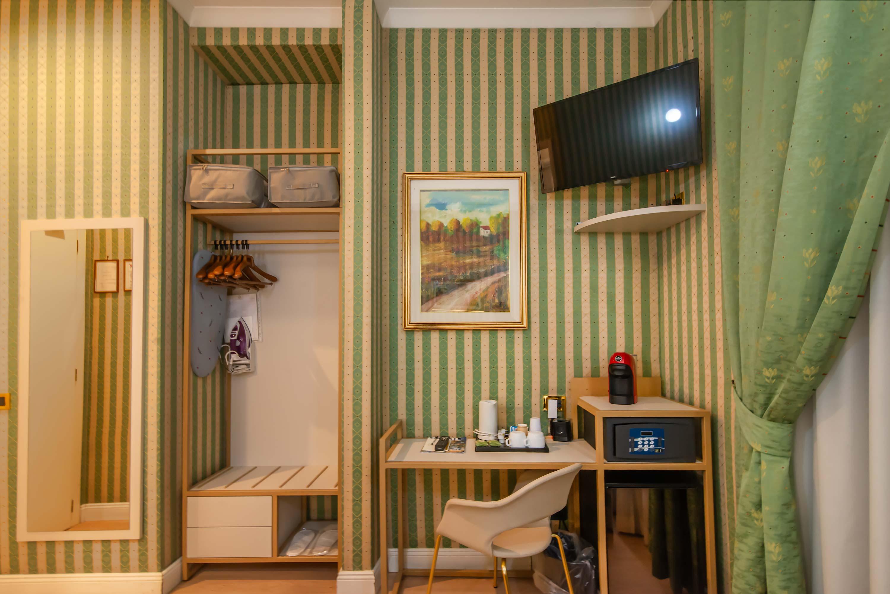 None  Hotel Gambrinus Roma