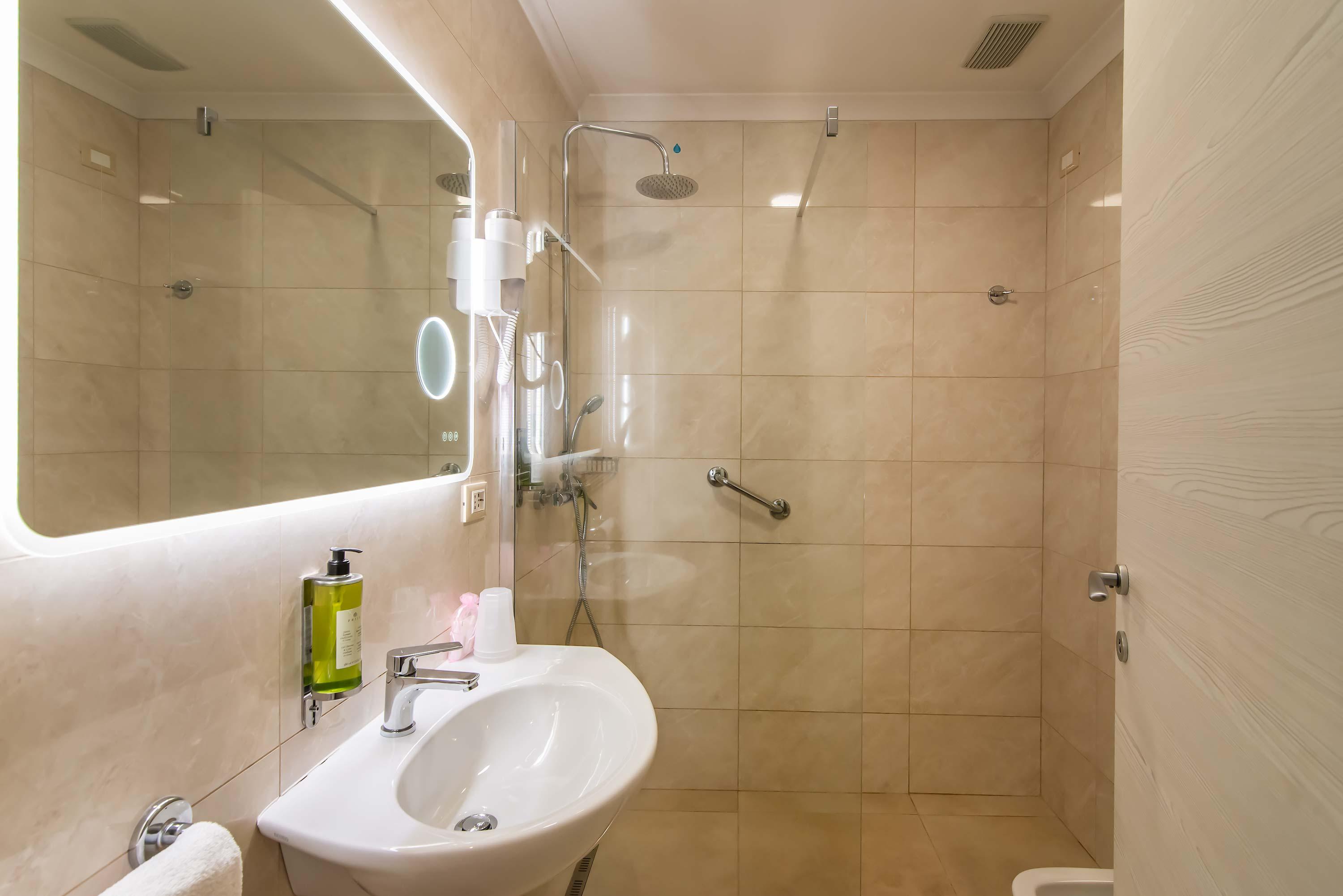 CAMERA DOPPIA PICCOLA  Hotel Gambrinus Roma